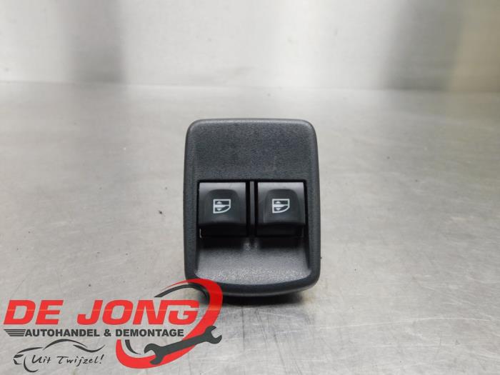 Usados Interruptor combinado de ventanillas Dacia Dokker (0S) 1.5 dCi 90 Precio € 18,10 Norma de margen ofrecido por Autodemontagebedrijf de Jong
