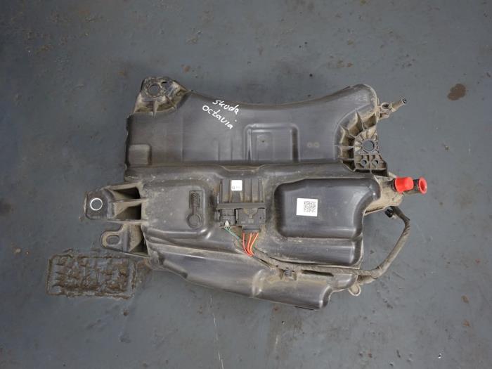 Gebrauchte Adblue Tank Skoda Octavia Combi (5EAC) 1.6 TDI 16V Preis € 164,00 Margenregelung angeboten von Autodemontagebedrijf de Jong