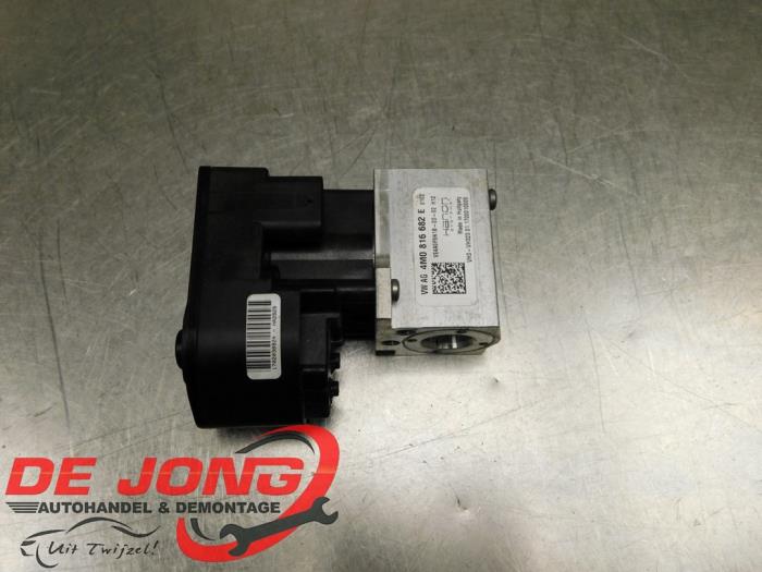 Usagé Valve d'expansion clim Audi Q7 (4MB/4MG) 3.0 TDI V6 24V e-tron plug-in hybrid Prix € 124,99 Règlement à la marge proposé par Autodemontagebedrijf de Jong