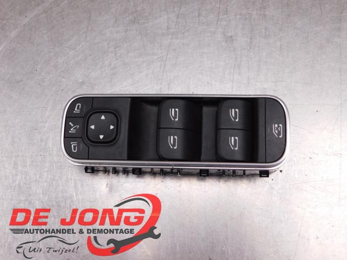 Usados Interruptor combinado de ventanillas Mercedes CLA (118.3) 1.3 CLA-180 Turbo 16V Precio € 39,99 Norma de margen ofrecido por Autodemontagebedrijf de Jong