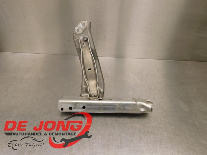 Radiator support bracket