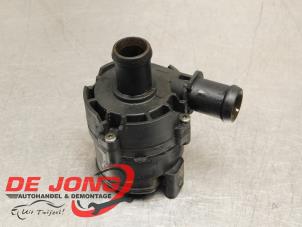 Usados Bomba de agua Audi A3 Sportback (8VA/8VF) 1.6 TDI 16V Precio € 9,95 Norma de margen ofrecido por Autodemontagebedrijf de Jong