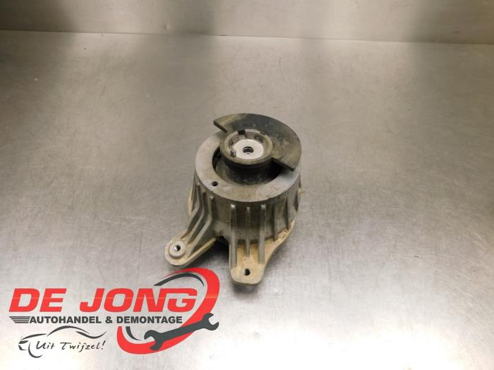 Used Engine mount Mercedes C Estate (S205) C-180 BlueTEC, C-180 d 1.6 16V Price € 24,95 Margin scheme offered by Autodemontagebedrijf de Jong