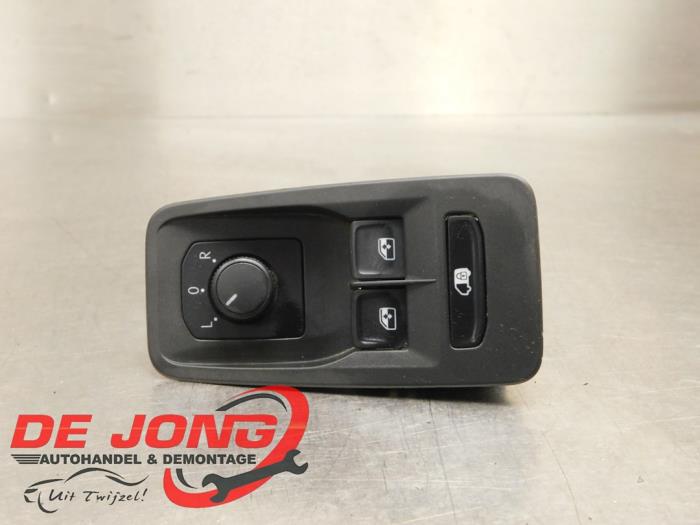 Usados Interruptor combinado de ventanillas Volkswagen Caddy Cargo V (SBA/SBH) 2.0 TDI 75 Precio € 24,14 IVA incluido ofrecido por Autodemontagebedrijf de Jong