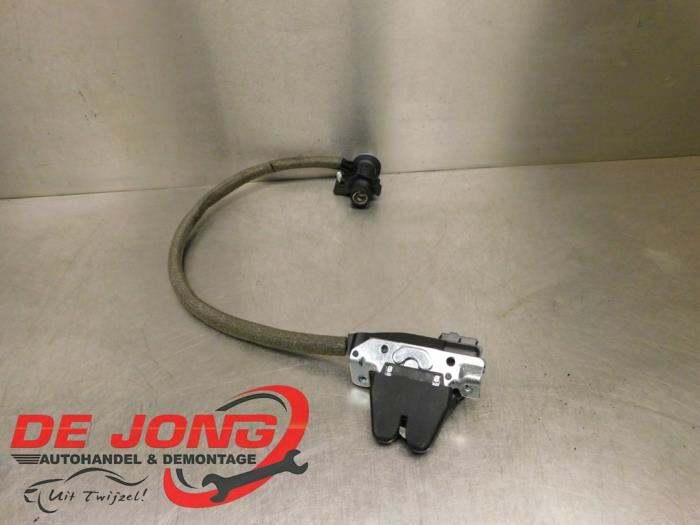 Tailgate lock