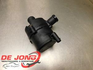 Usados Bomba de agua Volkswagen Caddy IV 2.0 TDI 150 Precio € 9,95 Norma de margen ofrecido por Autodemontagebedrijf de Jong