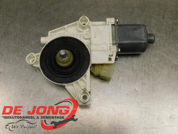 Usados Motor de ventanilla de puerta Mercedes ML II (164/4JG) 3.0 ML-320 CDI 4-Matic V6 24V Precio € 11,99 Norma de margen ofrecido por Autodemontagebedrijf de Jong