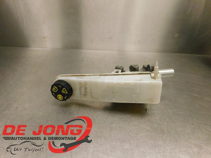 Used Master cylinder Citroen Jumpy 2.0 Blue HDI 145 Price € 18,14 Inclusive VAT offered by Autodemontagebedrijf de Jong