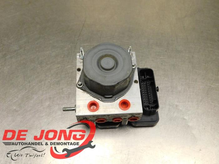 Usagé Bloc ABS Renault Clio IV Estate/Grandtour (7R) 0.9 Energy TCE 90 12V Prix € 19,99 Règlement à la marge proposé par Autodemontagebedrijf de Jong