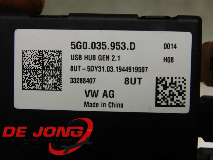 USB-modul från en Volkswagen Polo VI (AW1) 1.6 TDI 16V 80 2019