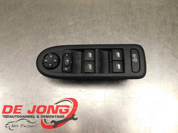 Usados Interruptor combinado de ventanillas Citroen C5 III Tourer (RW) 1.6 16V THP 155 Precio € 29,99 Norma de margen ofrecido por Autodemontagebedrijf de Jong