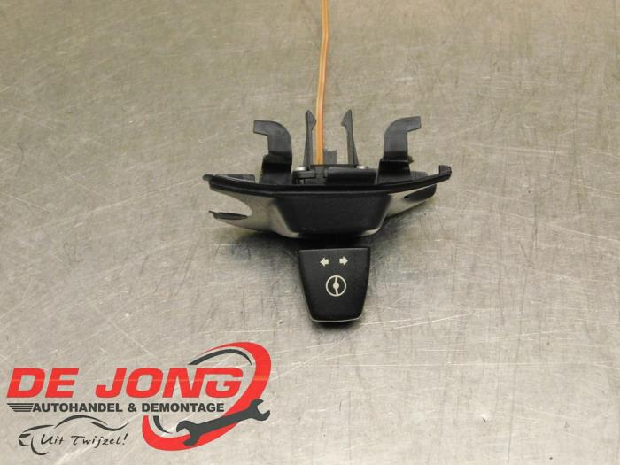 Steering wheel adjustment switch