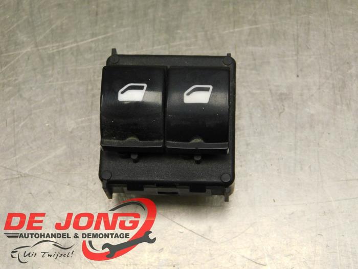 Usados Interruptor combinado de ventanillas Peugeot Partner (EA//EF/EN/EU) 1.5 BlueHDi 100 Precio € 24,95 Norma de margen ofrecido por Autodemontagebedrijf de Jong