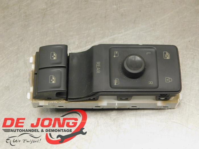 Usados Interruptor combinado de ventanillas Cupra Born 58 Precio € 31,45 Norma de margen ofrecido por Autodemontagebedrijf de Jong