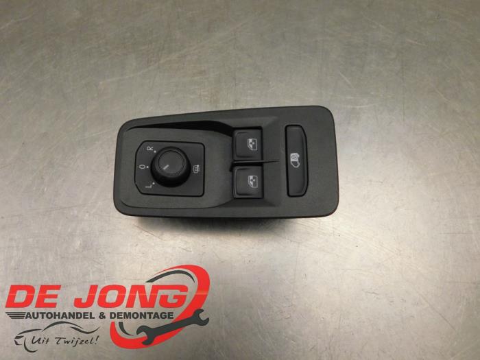 Usados Interruptor combinado de ventanillas Volkswagen Caddy Cargo V (SBA/SBH) 2.0 TDI BlueMotionTechnology Precio € 19,97 IVA incluido ofrecido por Autodemontagebedrijf de Jong