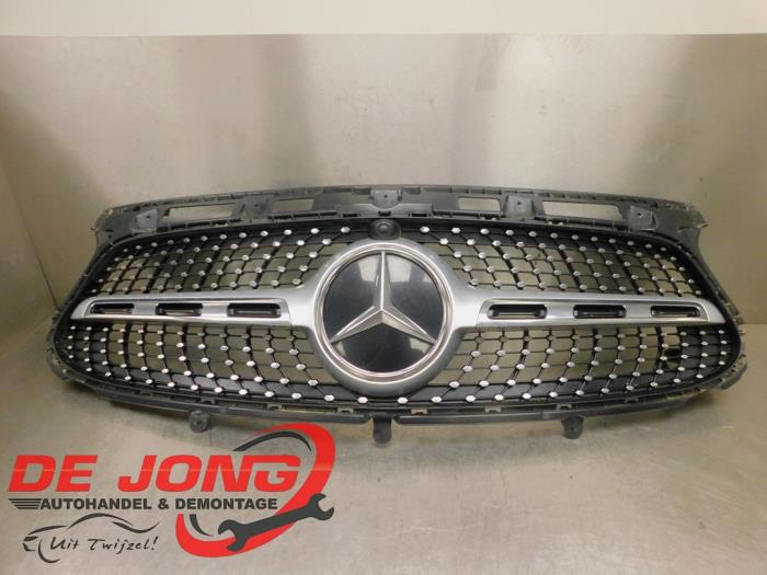 Używane Grill Mercedes GLA (H247) 1.3 200 Turbo 16V Cena € 249,99 Procedura marży oferowane przez Autodemontagebedrijf de Jong