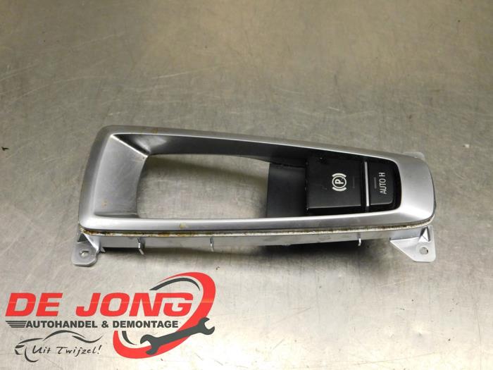 Używane Przelacznik hamulca postojowego BMW X6 (F16) M50d 3.0 24V Cena € 34,99 Procedura marży oferowane przez Autodemontagebedrijf de Jong