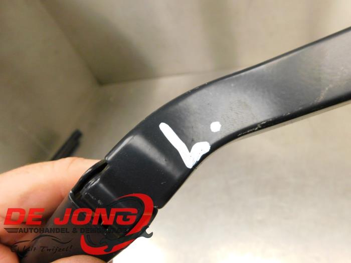 Windshield wiper blade arm