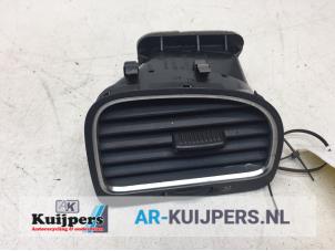 Usagé Grille aération tableau de bord Volkswagen Golf VI (5K1) Prix € 10,00 Règlement à la marge proposé par Autorecycling Kuijpers