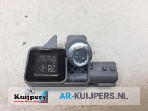 Usados Sensor de airbag Renault Megane III Coupe (DZ) 1.9 dCi Precio € 10,00 Norma de margen ofrecido por Autorecycling Kuijpers