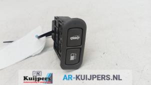 Usados Interruptor tapa de depósito Kia Sorento I (JC) 2.5 CRDi 16V Precio € 10,00 Norma de margen ofrecido por Autorecycling Kuijpers