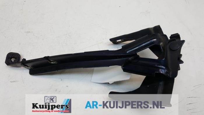 Bonnet Hinge from a Nissan Note (E11) 1.5 dCi 86 2006