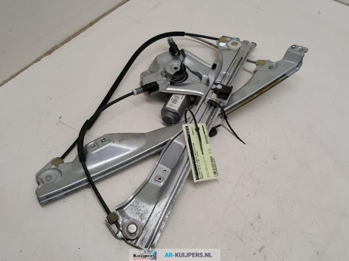 Window mechanism 4-door, front right from a Renault Clio III (BR/CR) 1.2 16V Tce 2010