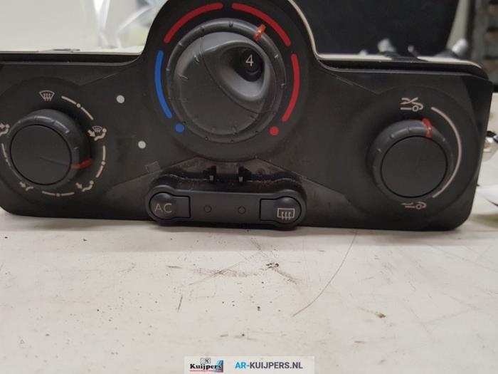 Air conditioning control panel from a Renault Modus/Grand Modus (JP) 1.5 dCi 65 FAP 2006