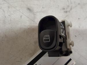 Usados Interruptor de ventanilla eléctrica Mercedes C (W203) 2.2 C-200 CDI 16V Precio € 10,00 Norma de margen ofrecido por Autorecycling Kuijpers