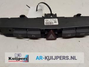 Usados Interruptor de luz de pánico Opel Astra H (L48) 1.6 16V Twinport Precio € 24,80 Norma de margen ofrecido por Autorecycling Kuijpers