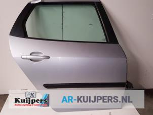 Używane Drzwi prawe tylne wersja 4-drzwiowa Peugeot 407 (6D) 1.6 HDi 16V Cena € 50,00 Procedura marży oferowane przez Autorecycling Kuijpers