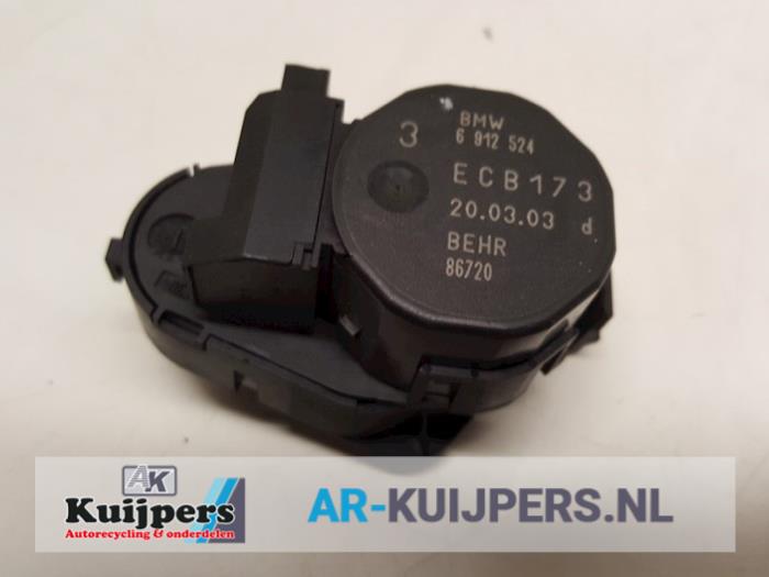 Heater valve motor from a BMW 3 serie Touring (E46/3) 318d 16V 2003