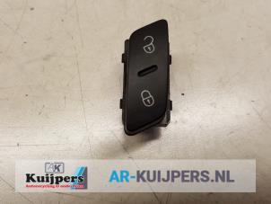 Usados Interruptor cierre centralizado Volkswagen Golf V (1K1) 1.9 TDI Precio € 10,00 Norma de margen ofrecido por Autorecycling Kuijpers