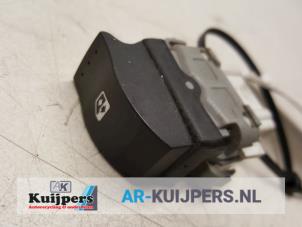 Usagé Commutateur vitre électrique Renault Espace (JK) 3.0 dCi V6 24V Prix € 10,00 Règlement à la marge proposé par Autorecycling Kuijpers