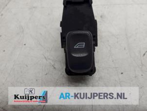Używane Przelacznik elektrycznej szyby Volvo V70 (SW) 2.4 20V 170 Cena € 10,00 Procedura marży oferowane przez Autorecycling Kuijpers