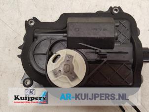 Używane Rygiel drzwi prawy tyl Volkswagen Phaeton (3D) 3.0 V6 TDI 24V 4Motion Cena € 38,00 Procedura marży oferowane przez Autorecycling Kuijpers