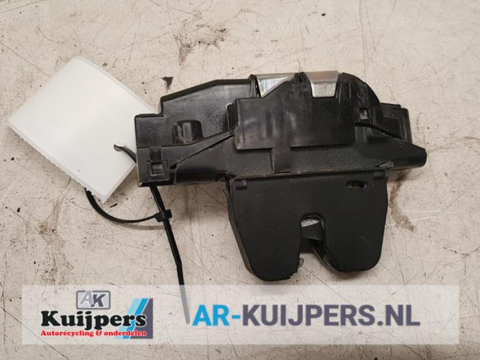 Tailgate lock mechanism from a Citroën C4 Picasso (UD/UE/UF) 1.6 16V VTi 120 2010