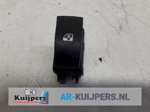 Usagé Commutateur vitre électrique Renault Espace (JK) 2.2 dCi 16V Prix € 10,00 Règlement à la marge proposé par Autorecycling Kuijpers