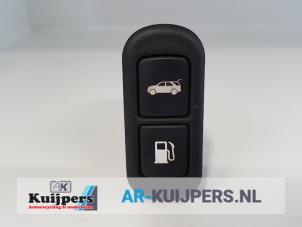 Used Tank cap cover switch Kia Sorento I (JC) 2.5 CRDi 16V VGT Price € 15,00 Margin scheme offered by Autorecycling Kuijpers