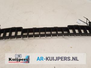 Used Bumper grille Kia Sorento I (JC) 3.3 V6 24V Price € 21,00 Margin scheme offered by Autorecycling Kuijpers