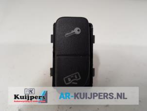 Used Central locking switch Volkswagen Fox (5Z) 1.2 Kat. Price € 10,00 Margin scheme offered by Autorecycling Kuijpers