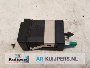 Usados Interruptor de calefactor de asiento Skoda Superb (3U4) 2.5 TDI V6 24V Precio € 10,00 Norma de margen ofrecido por Autorecycling Kuijpers