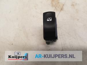 Used Electric window switch Renault Clio III (BR/CR) 1.6 16V Price € 10,00 Margin scheme offered by Autorecycling Kuijpers