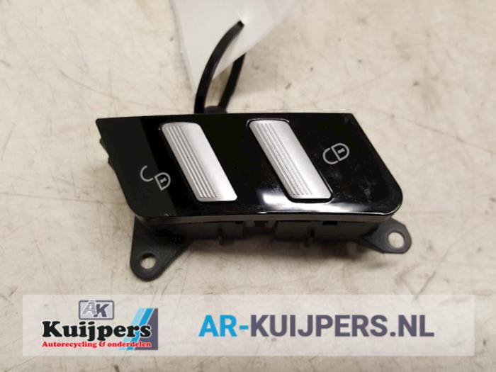 Central locking switch from a Mercedes-Benz S (W221) 3.0 S-320 CDI 24V 2006