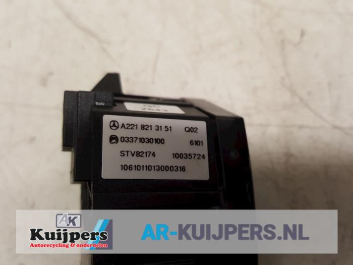 Central locking switch from a Mercedes-Benz S (W221) 3.0 S-320 CDI 24V 2006