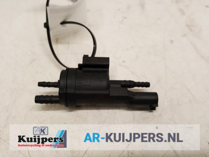 Vacuum valve from a Mercedes-Benz S (W221) 3.0 S-320 CDI 24V 2006