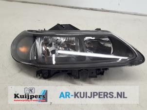 Używane Reflektor prawy Renault Laguna I Grandtour (K56) 1.6 16V Cena € 22,50 Procedura marży oferowane przez Autorecycling Kuijpers