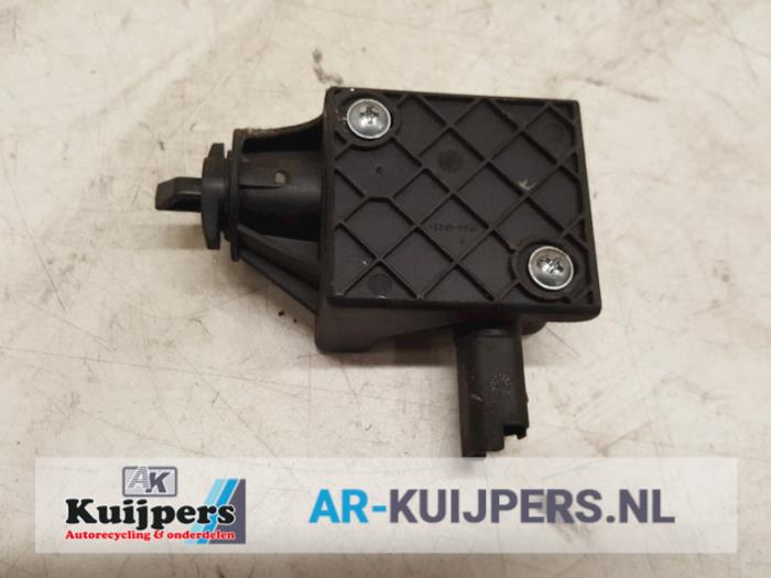 Central locking motor from a Citroën C4 Picasso (UD/UE/UF) 1.6 16V VTi 120 2009