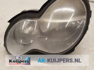 Used Headlight, left Mercedes C (W203) 2.2 C-200 CDI 16V Price € 29,00 Margin scheme offered by Autorecycling Kuijpers