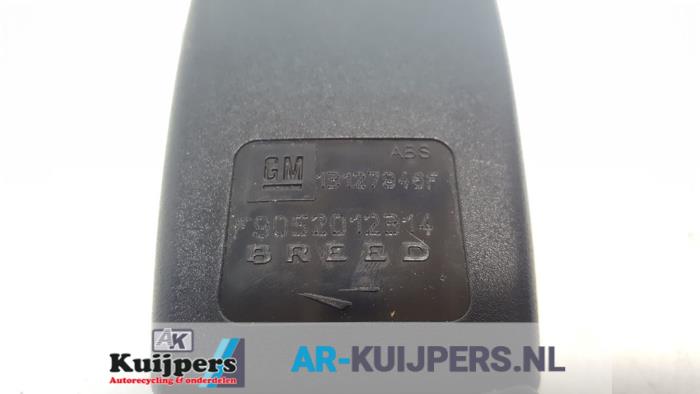 Front seatbelt buckle, right from a Opel Vectra C Caravan 2.2 DIG 16V 2005